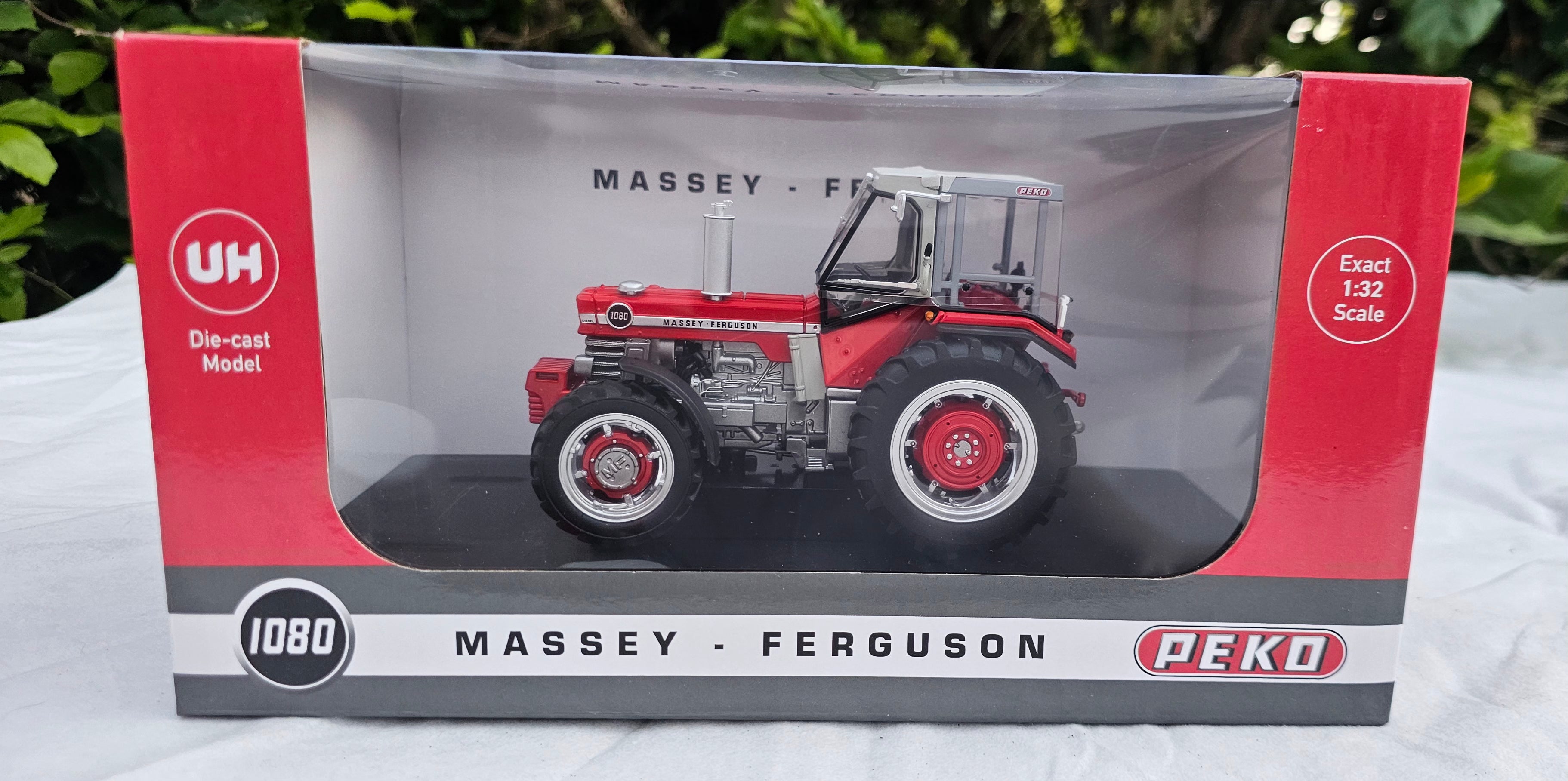 Universal Hobbies Massey Ferguson 1080 Tractor With Peko Cabin UH6481