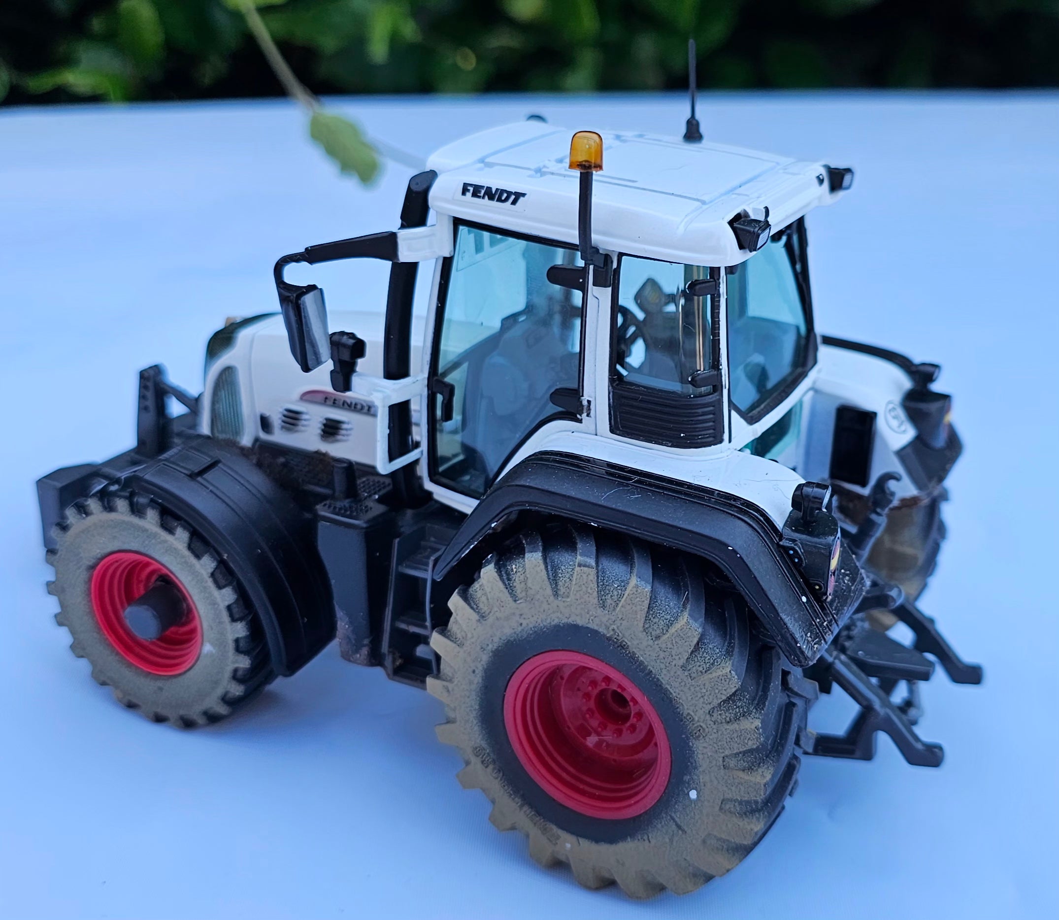 Universal Hobbies Fendt 820 Vario White Edition Conversion