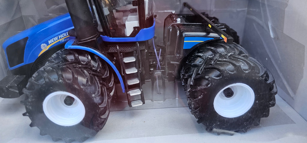 Ertl New Holland T9.670 Prestige Collection Tractor
