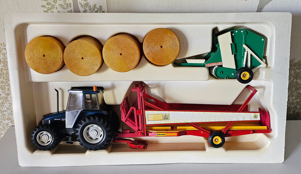 Britains New Holland 6635 Tractor And Hay Baler Gift Set 9670