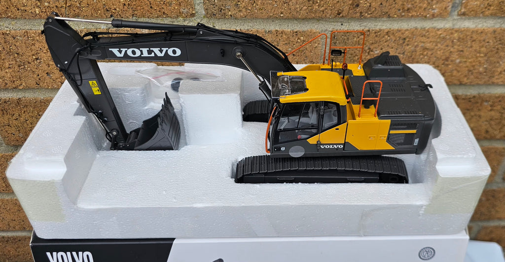 AT Collections Volvo EC220E Digger 360 1/32
