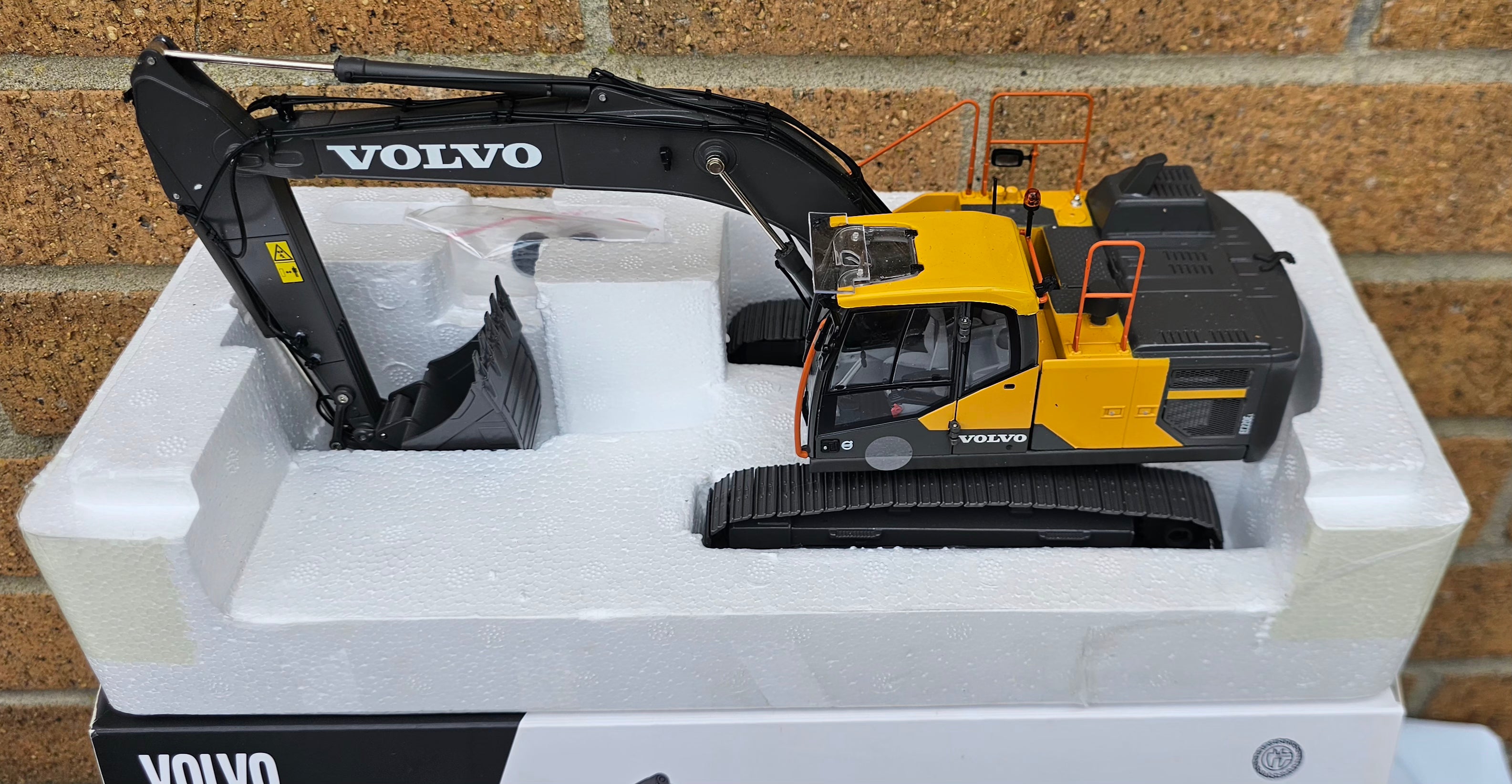 AT Collections Volvo EC220E Digger 360 1/32