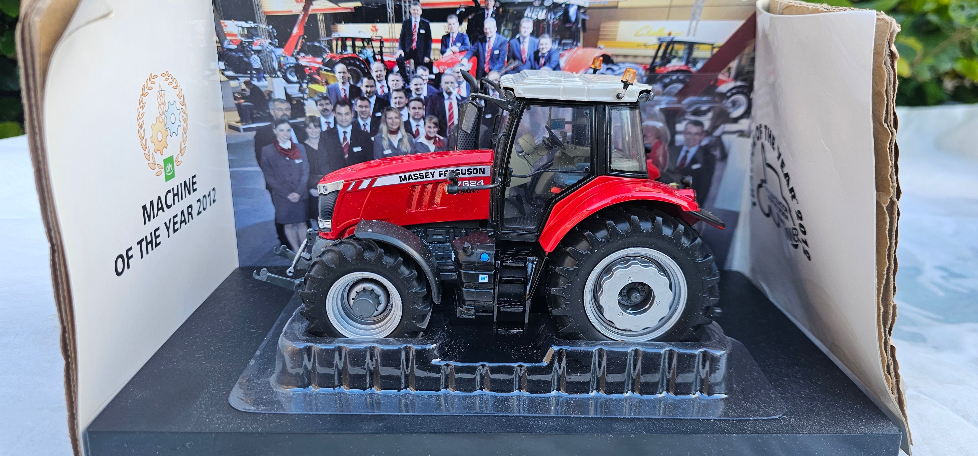 Universal Hobbies Massey Ferguson MF 7624 Tractor