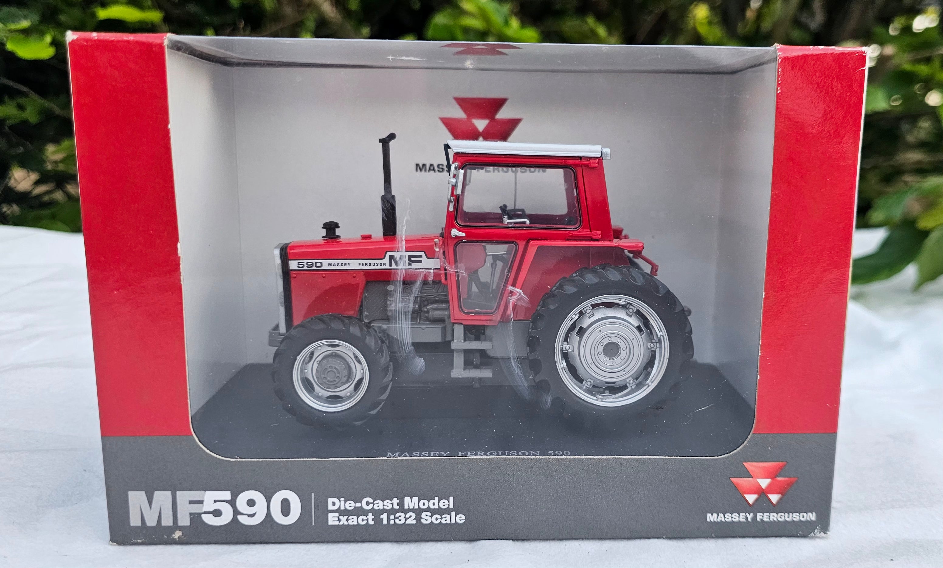 Universal Hobbies Massey 590 Tractor 4WD MUH2835 Dealer Box