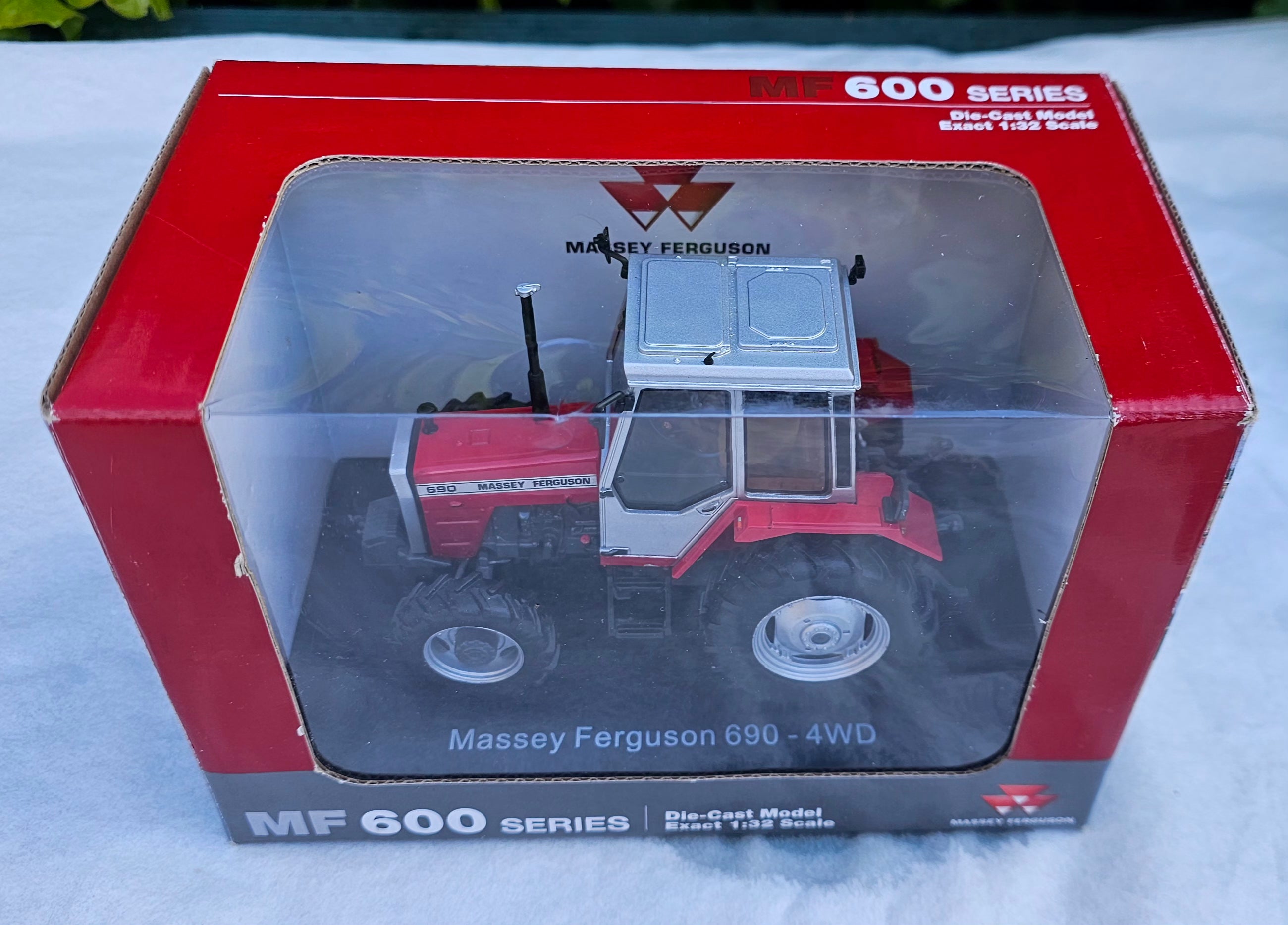 Universal Hobbies Massey Ferguson 675 4WD Tractor