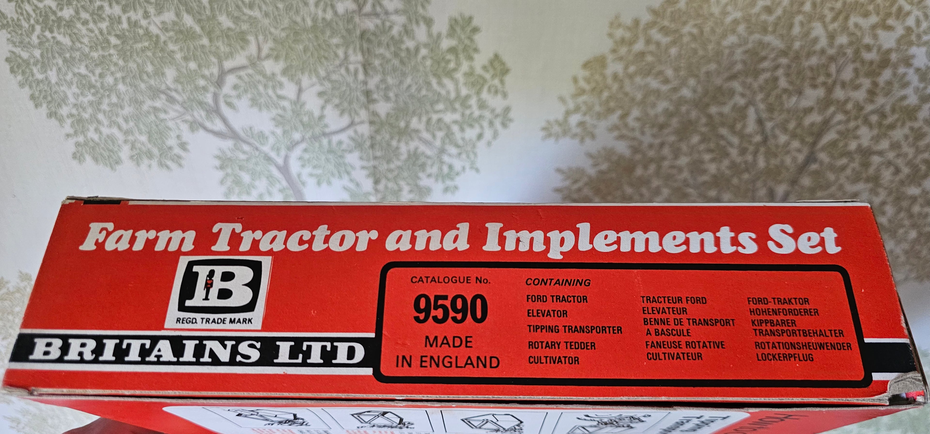 Britains Ford 6600 Gift Set Farm And Implements Set 9590