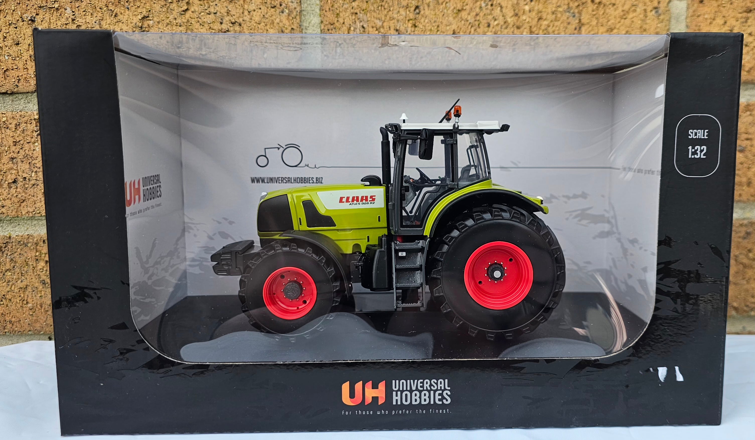 Universal Hobbies Claas Atles 926 RZ Tractor UH6704