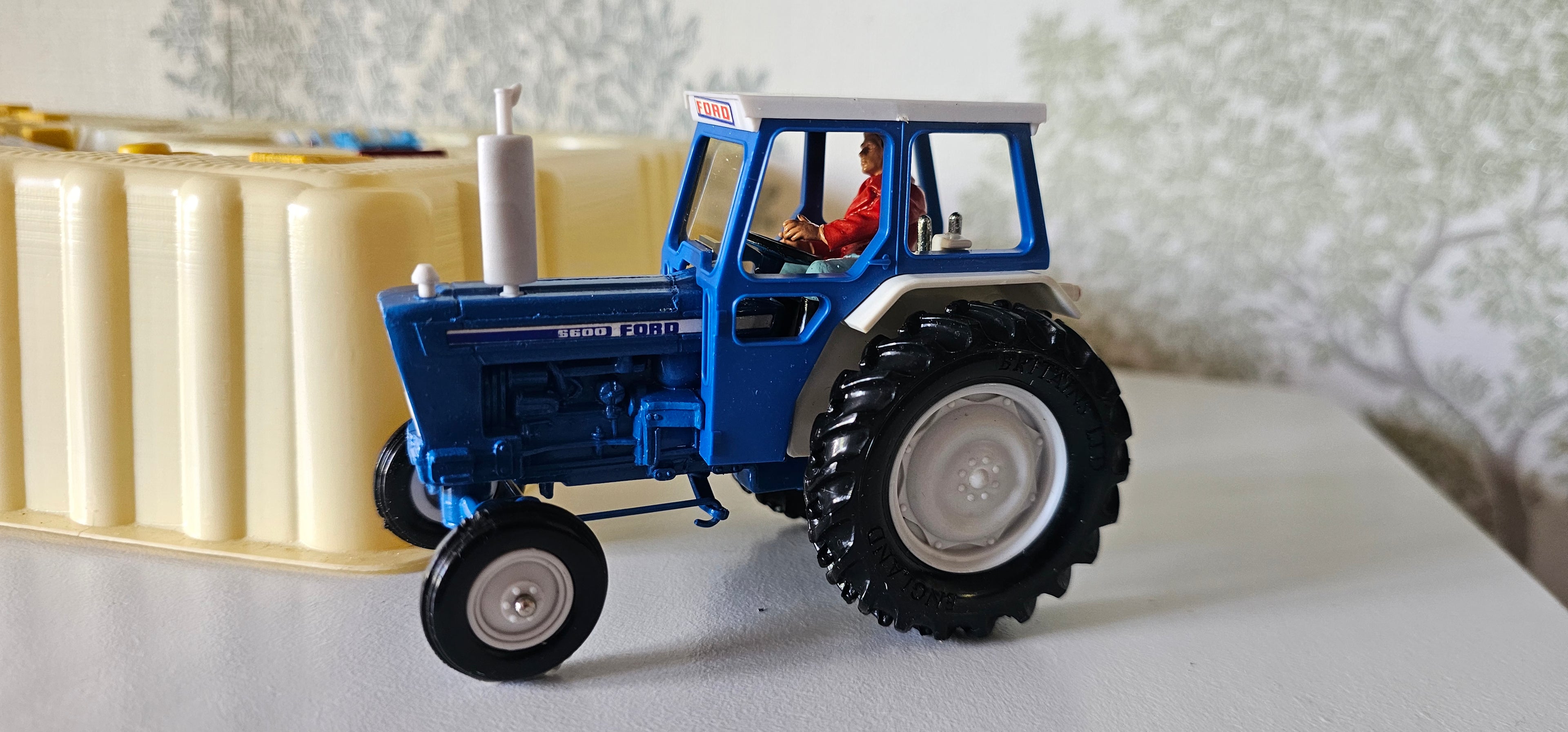 Britains Ford 6600 Gift Set Farm And Implements Set 9590