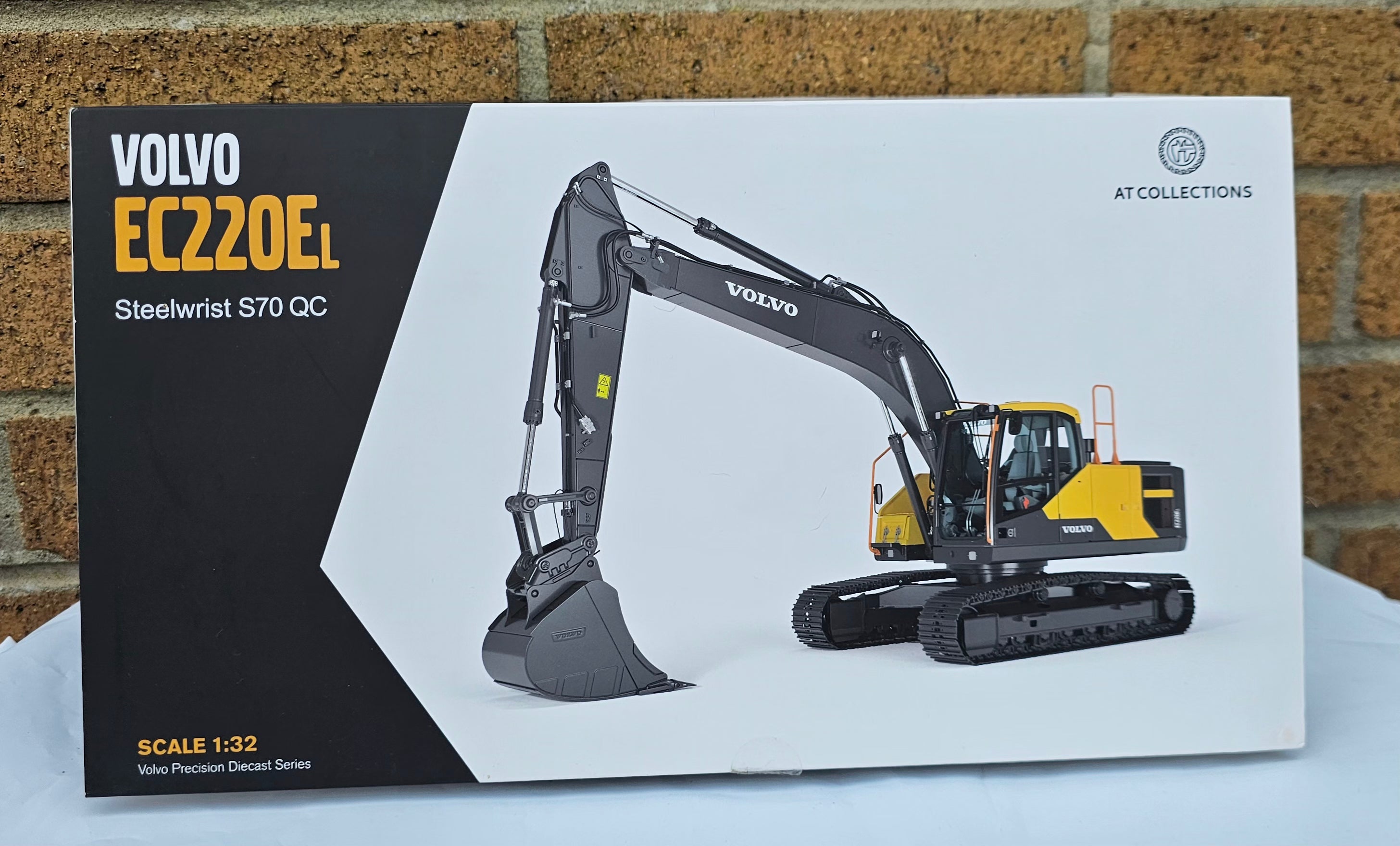 AT Collections Volvo EC220E Digger 360 1/32