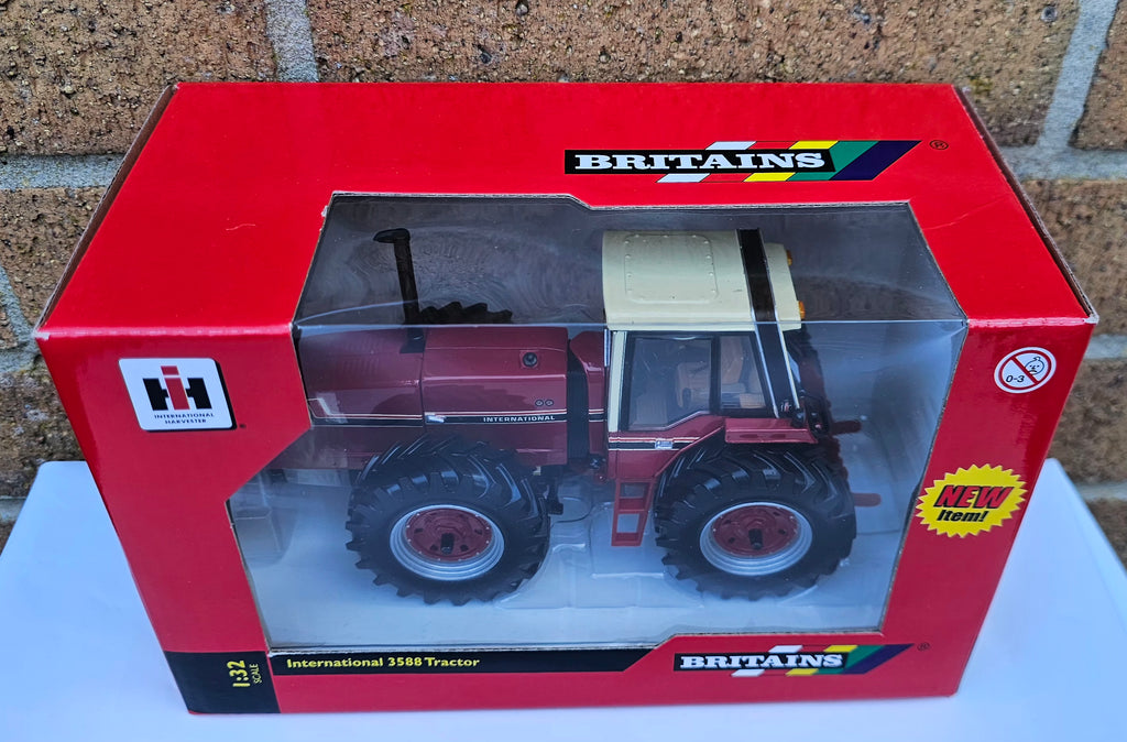 Britains International 3588 IH Tractor Snoopy