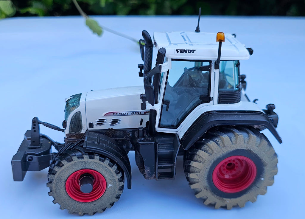 Universal Hobbies Fendt 820 Vario White Edition Conversion