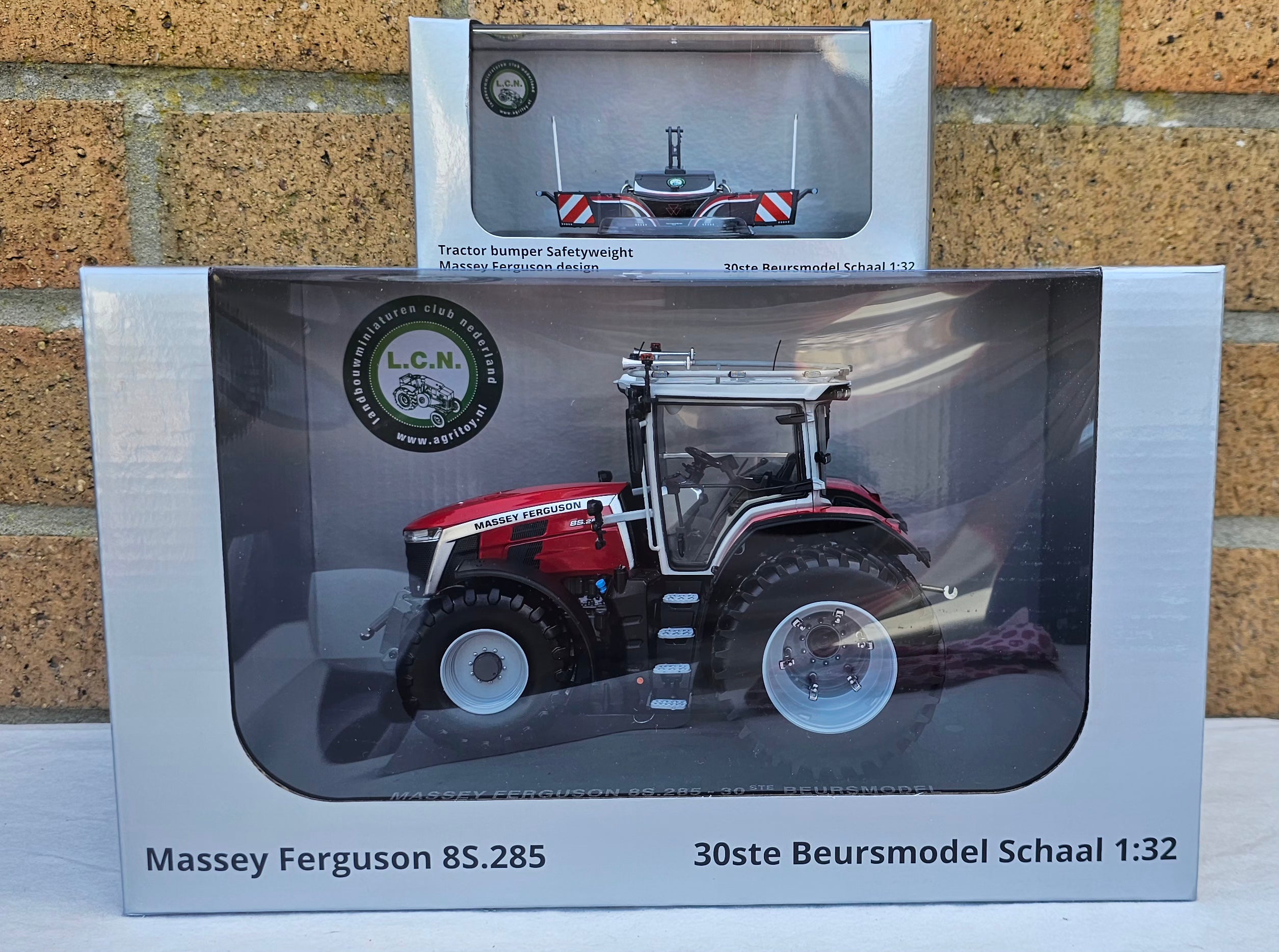 Universal Hobbies Massey Ferguson 8S.285 Tractor & Weight L.C.N Limited Edition