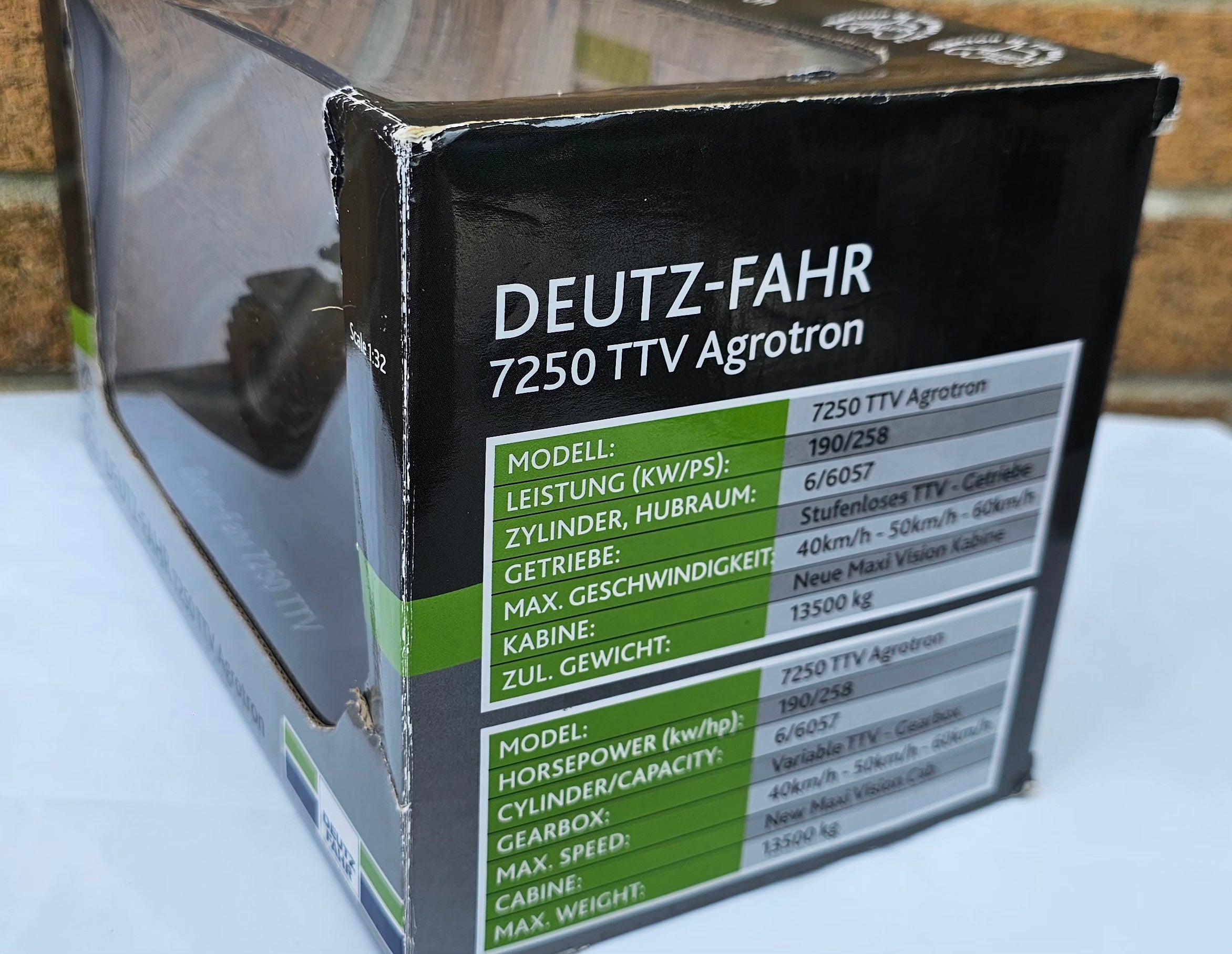 Universal Hobbies Deutz-Fahr 7250 TTV Agrotron Tractor