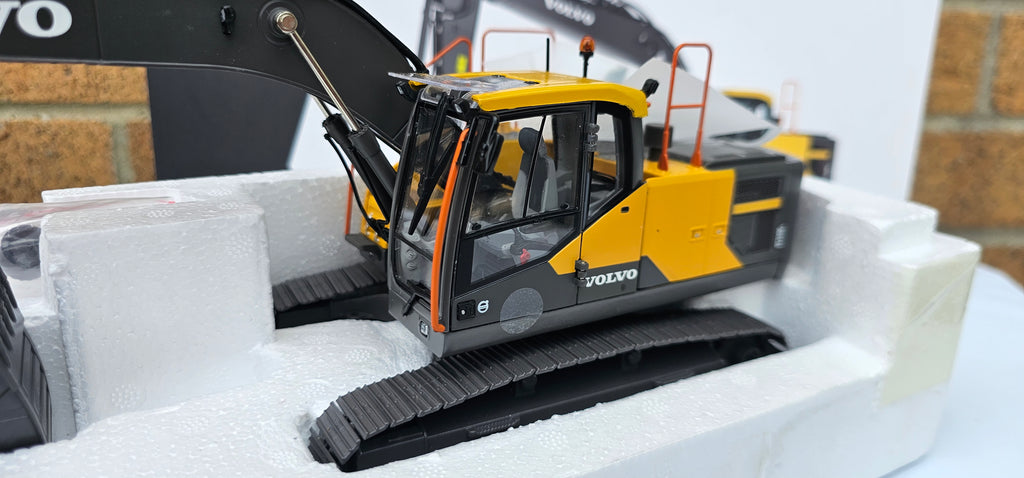 AT Collections Volvo EC220E Digger 360 1/32