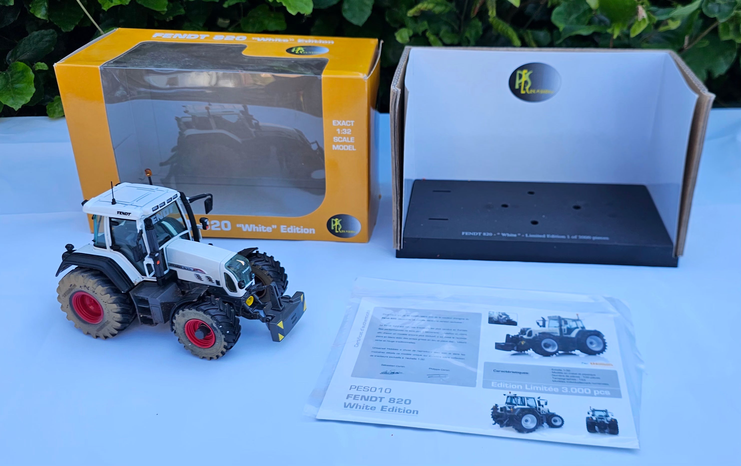 Universal Hobbies Fendt 820 Vario White Edition Conversion