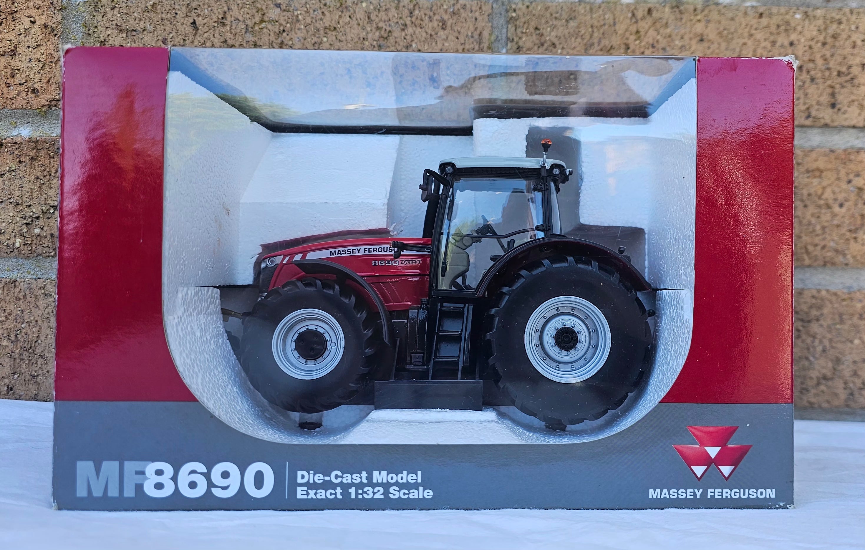 Universal Hobbies Massey Ferguson 8690 Tractor