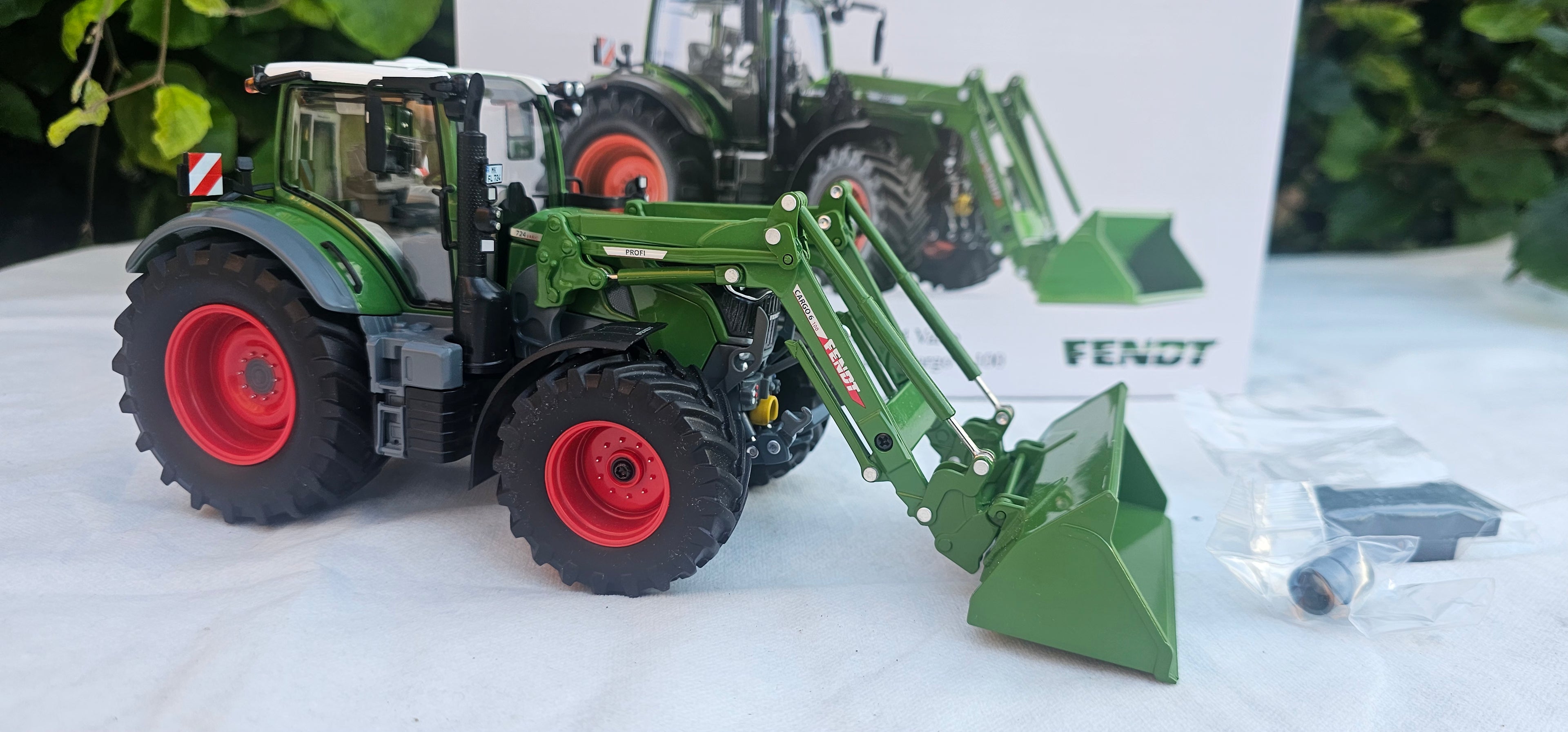 Wiking Fendt 724 Vario Tractor & Front Loader