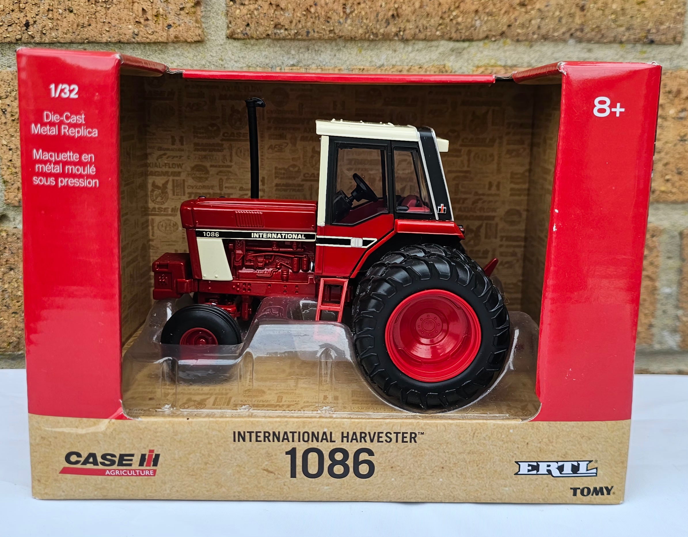 Ertl International IH 1086 Case Tractor
