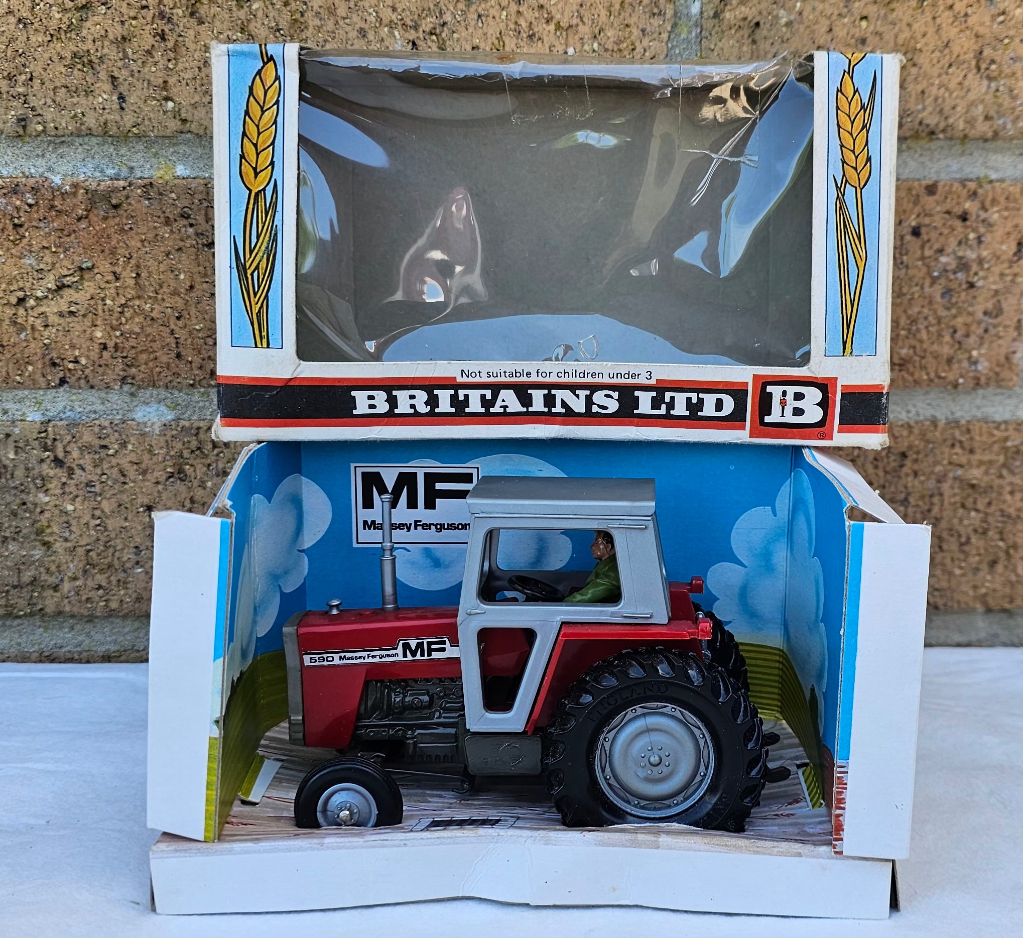 Britains Massey Ferguson 590 9522