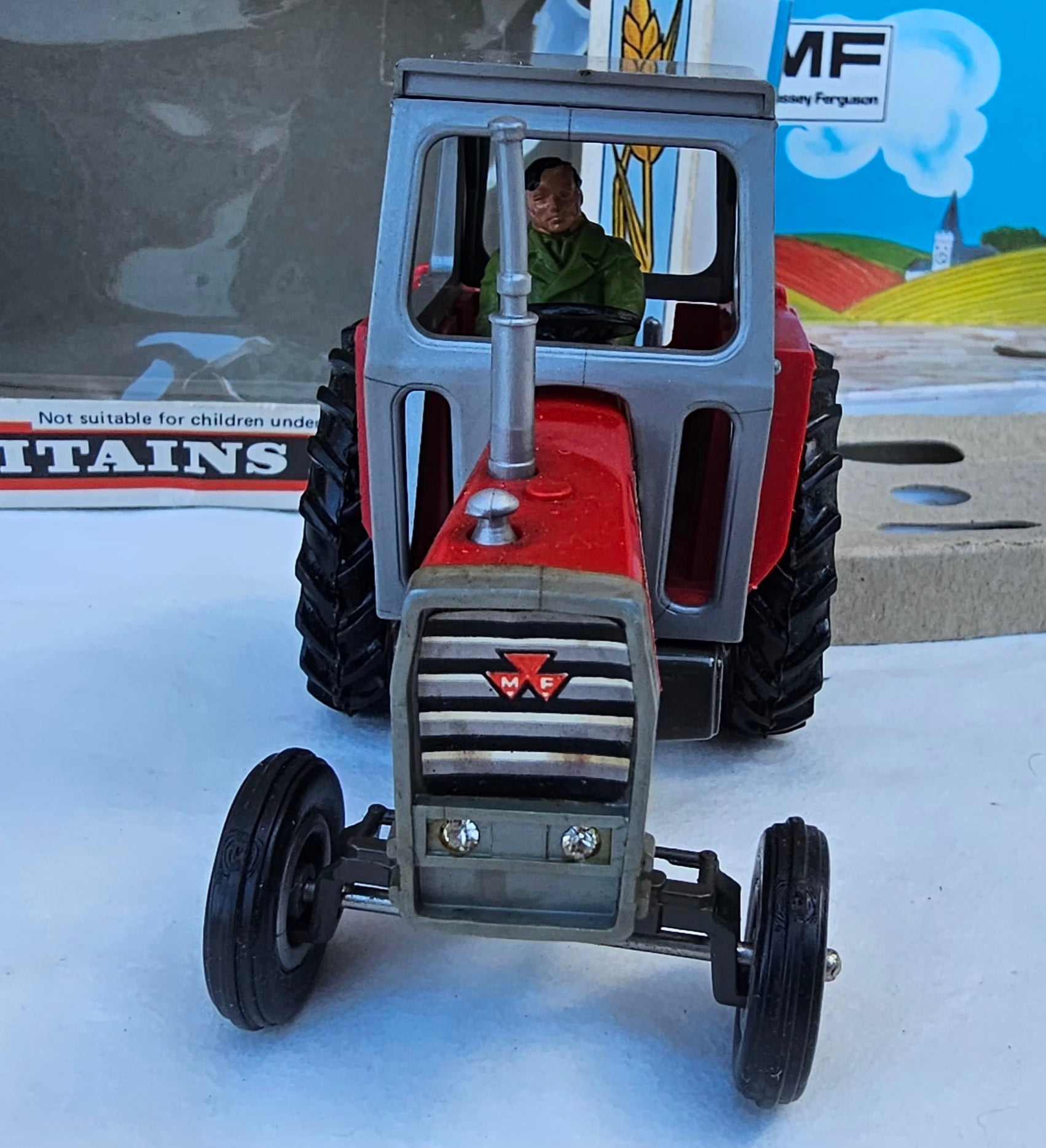 Britains Massey Ferguson 590 9522