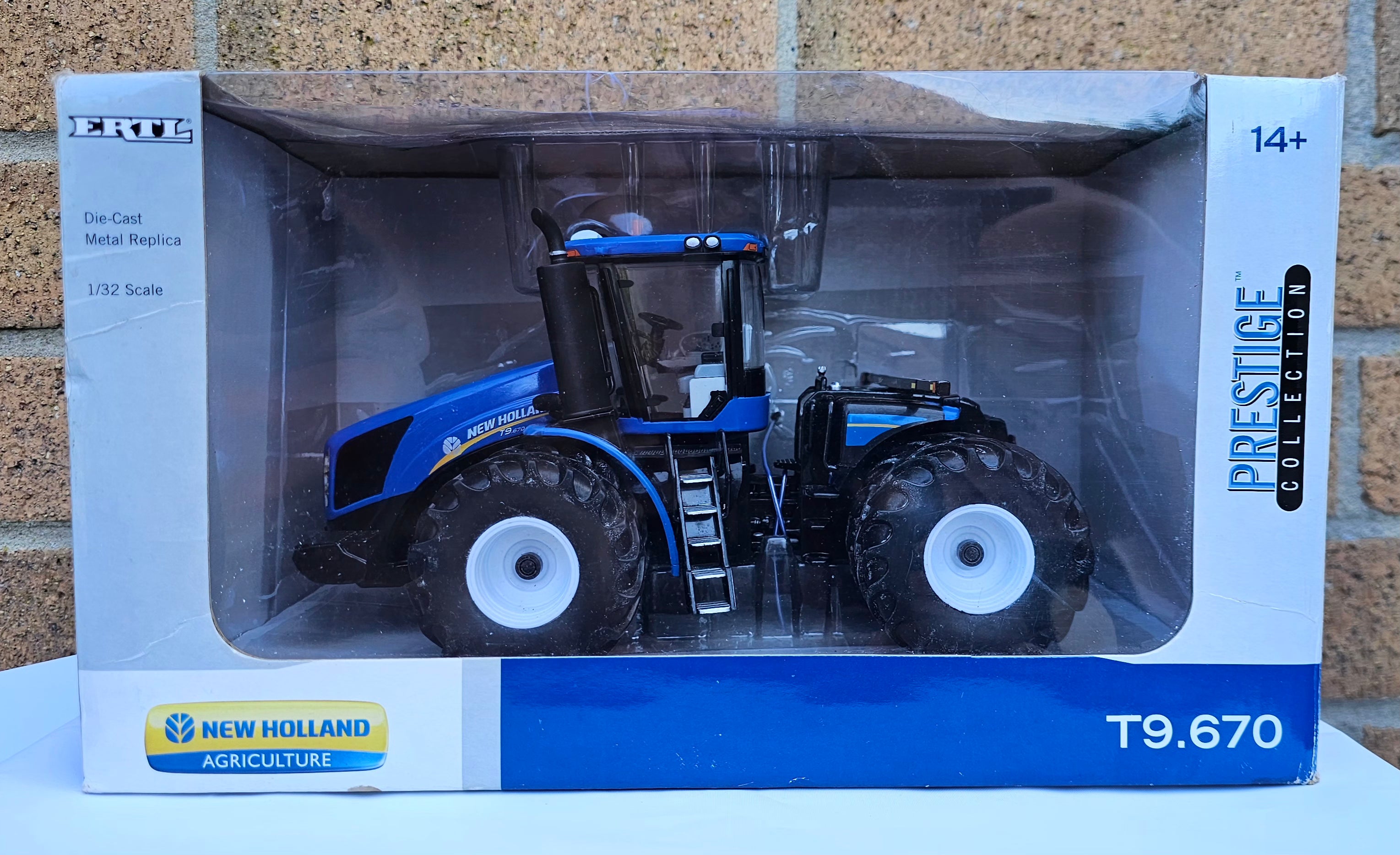 Ertl New Holland T9.670 Prestige Collection Tractor