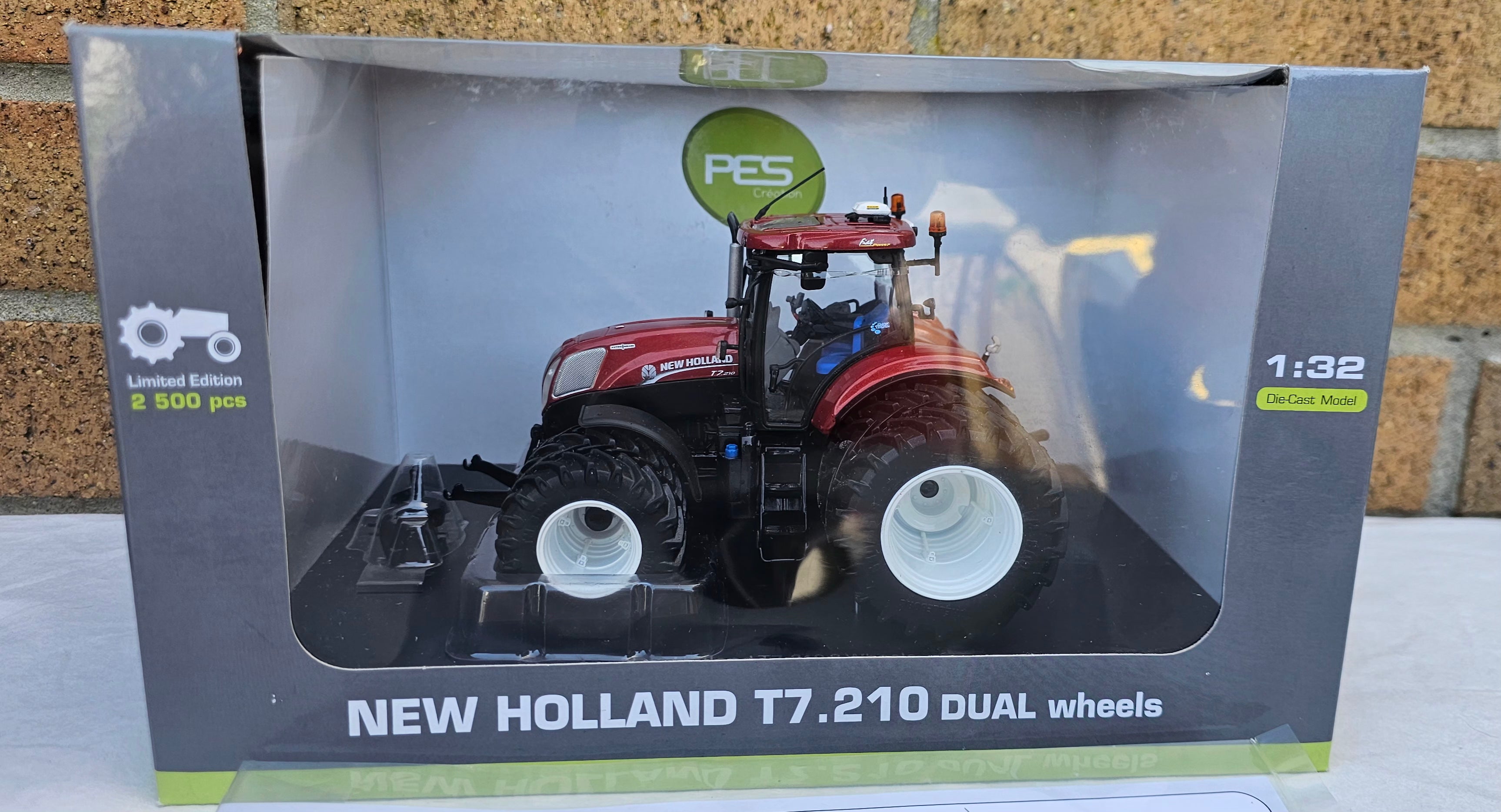 Universal Hobbies New Holland T7.210 Dual Wheels Limited Edition
