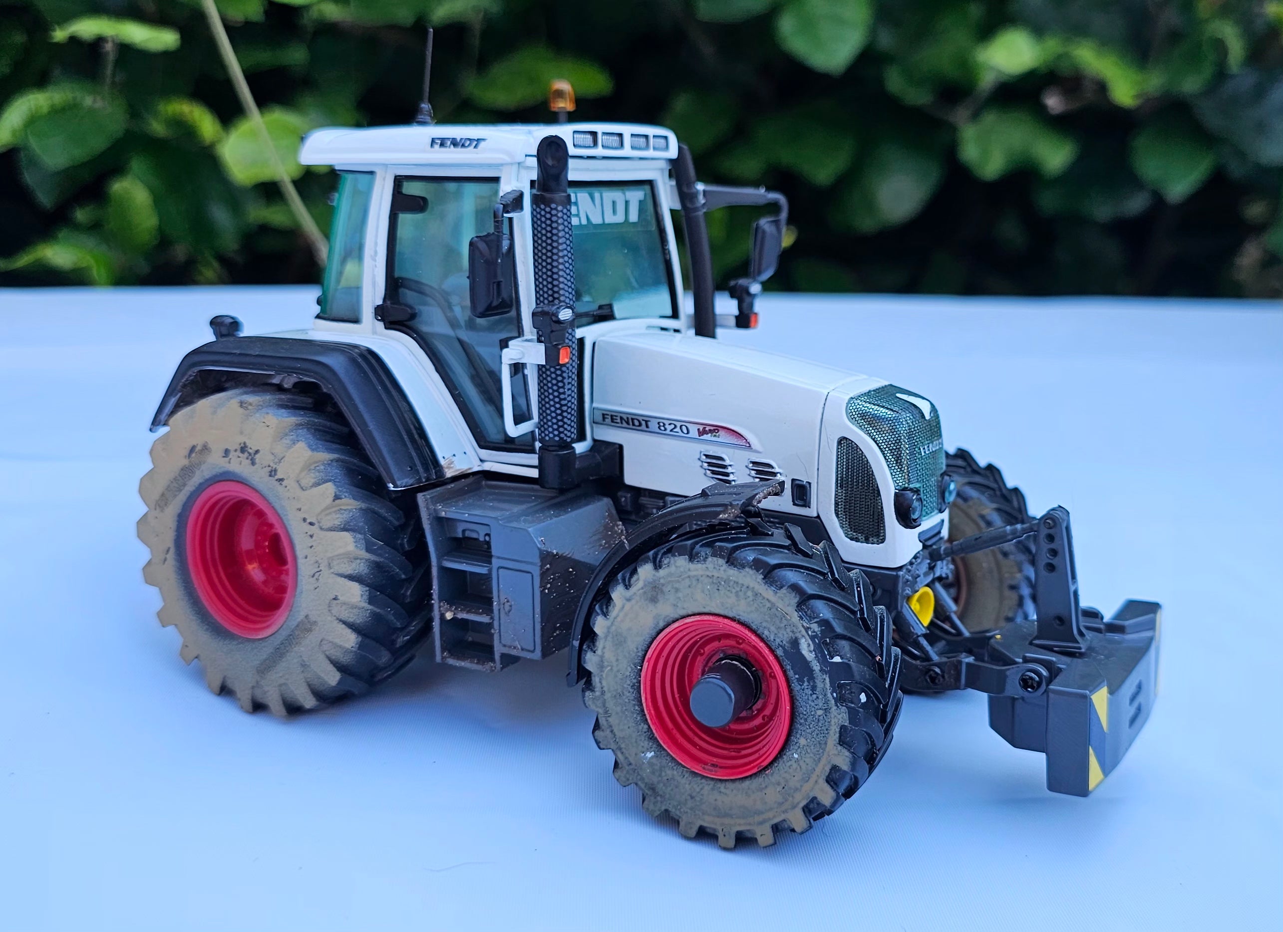 Universal Hobbies Fendt 820 Vario White Edition Conversion