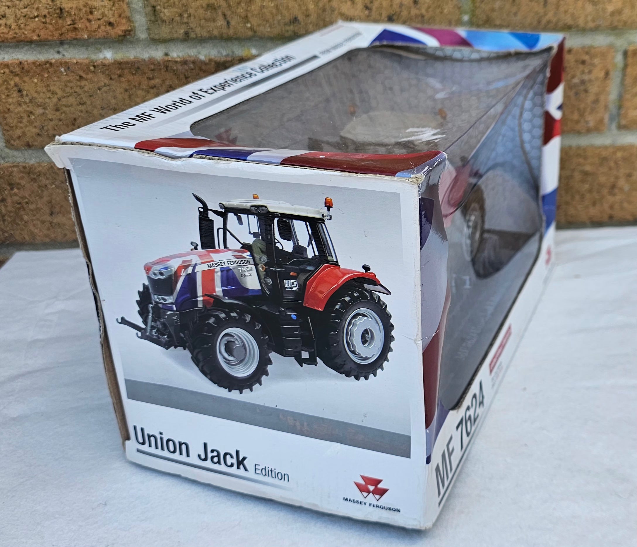 Universal Hobbies Massey Ferguson 7624 Tractor Union Jack UH4264