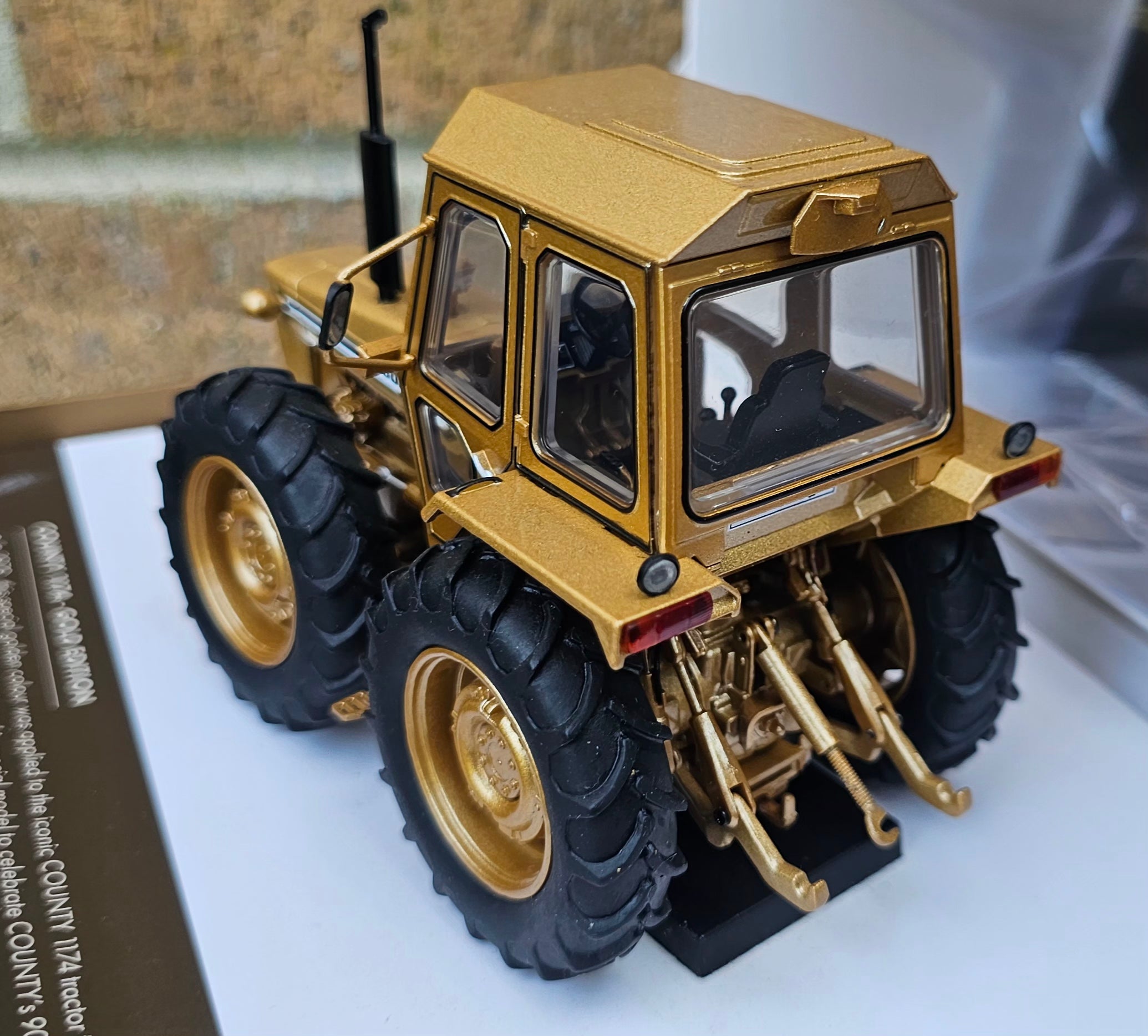 Universal Hobbies County 1174 Tractor Gold Edition
