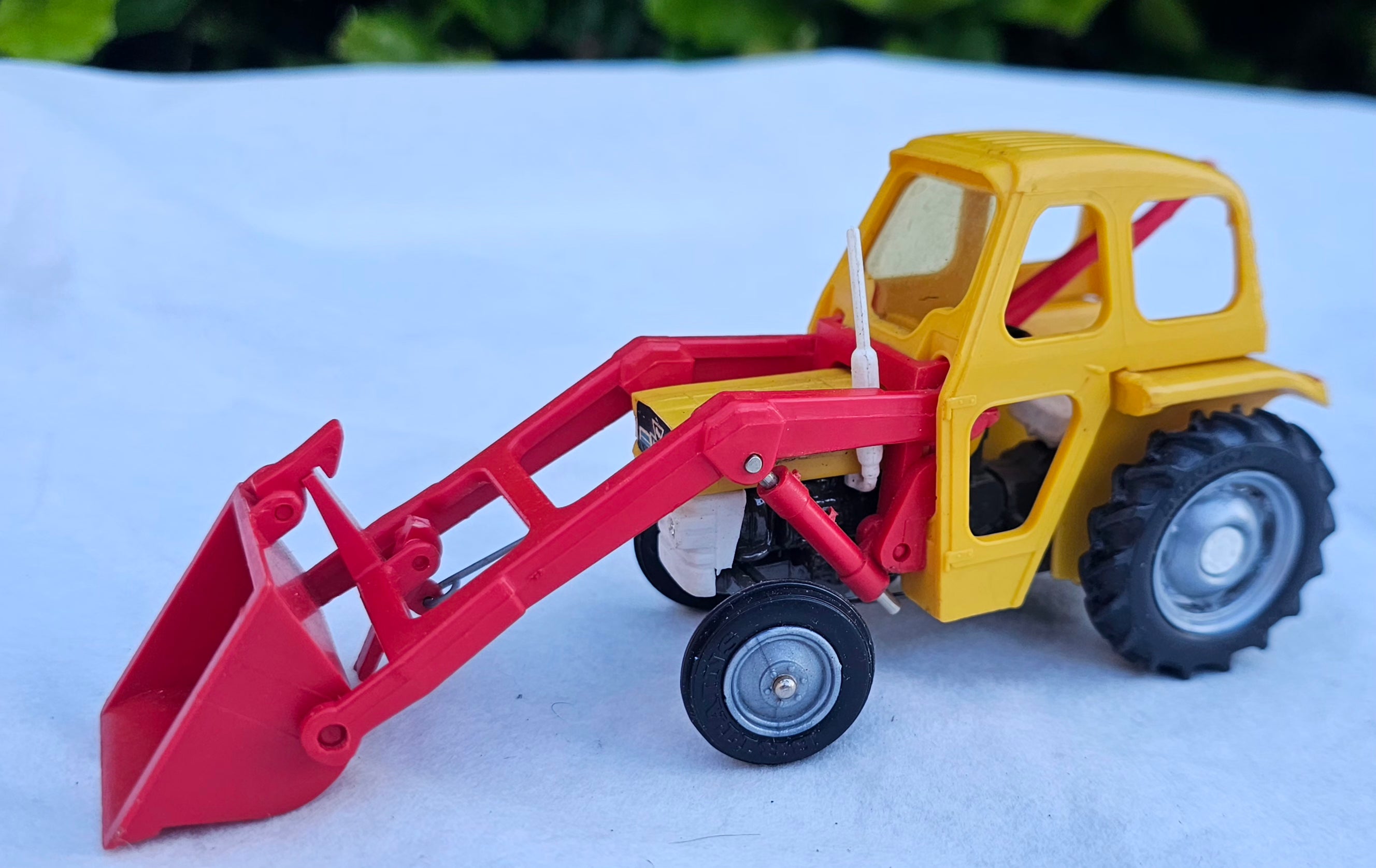 Britains Massey Ferguson 135 Tractor Industrial With Loader