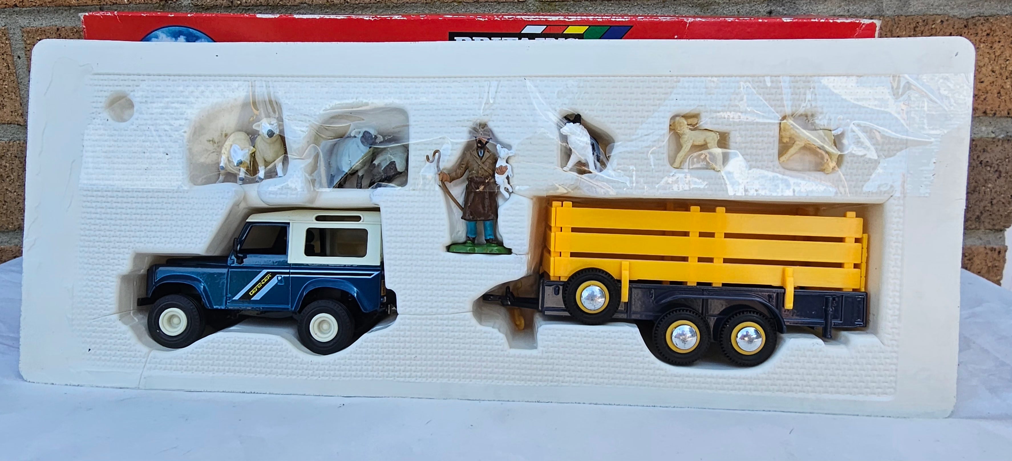 Britains Land Rover Trailer And Accessories Gift Set 9651