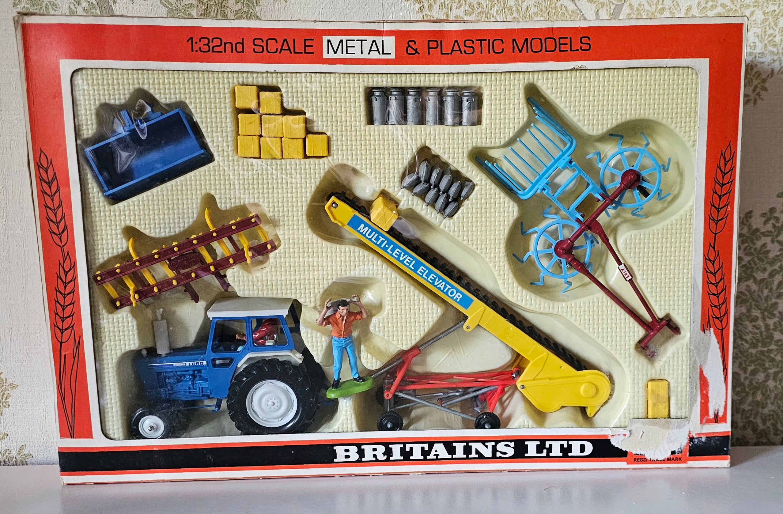Britains Ford 6600 Gift Set Farm And Implements Set 9590