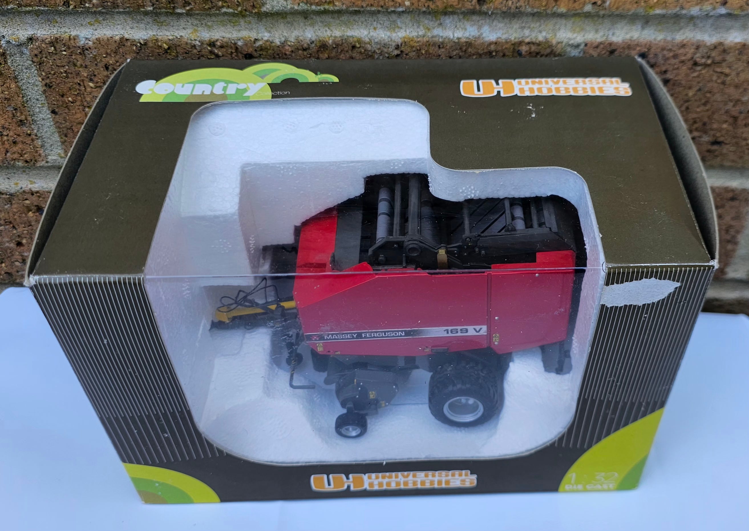 Universal Hobbies Massey Ferguson MF 169V UH2657