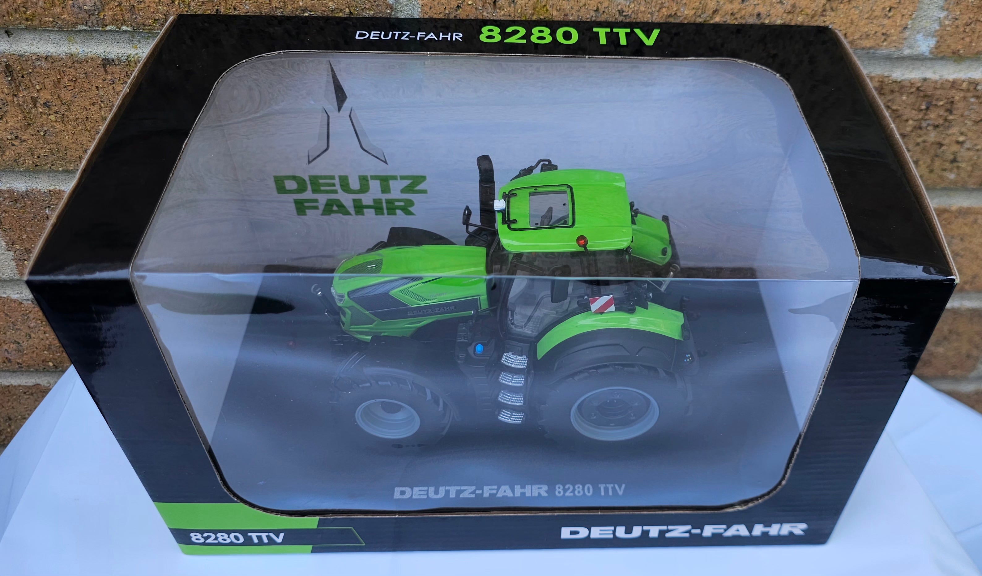 Universal Hobbies Deutz-Fahr 8280 TTV Tractor UH6606