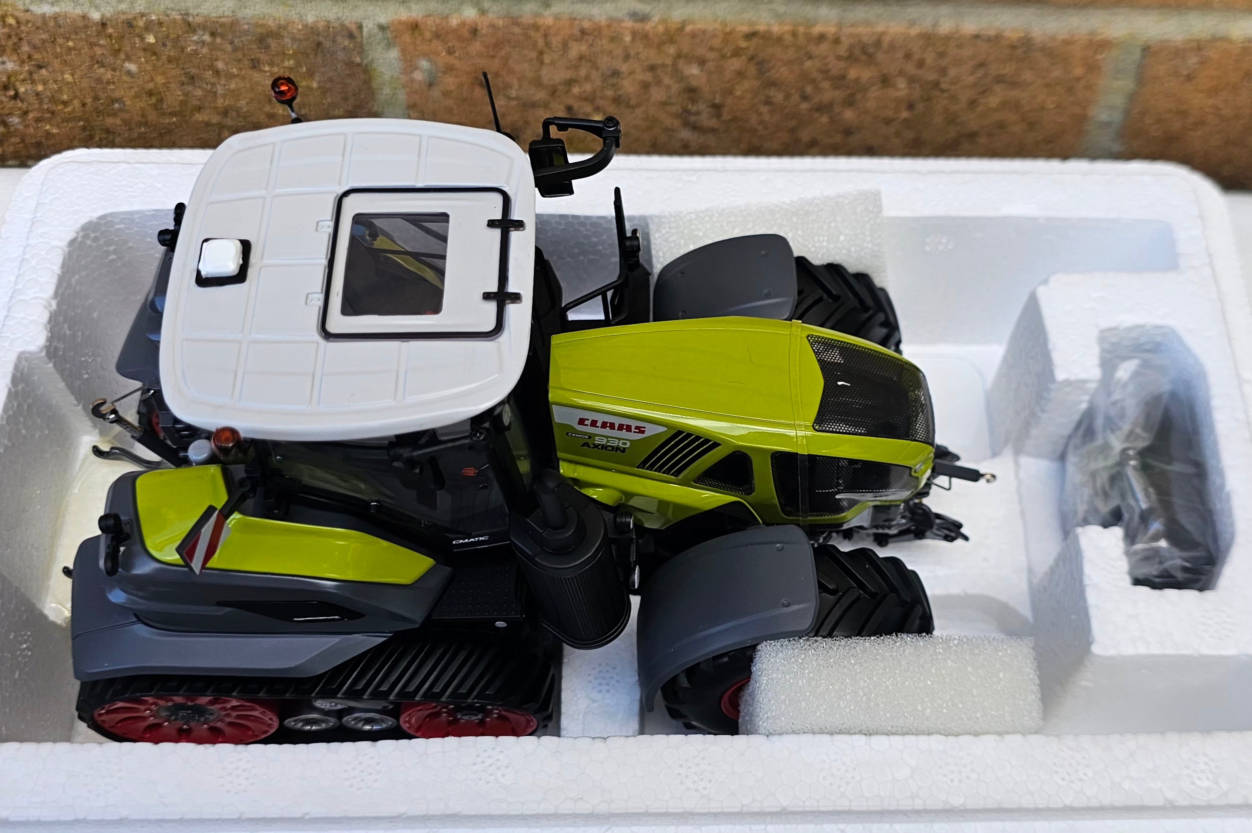 Universal Hobbies Claas Axion 930 Terra Trac Tractor