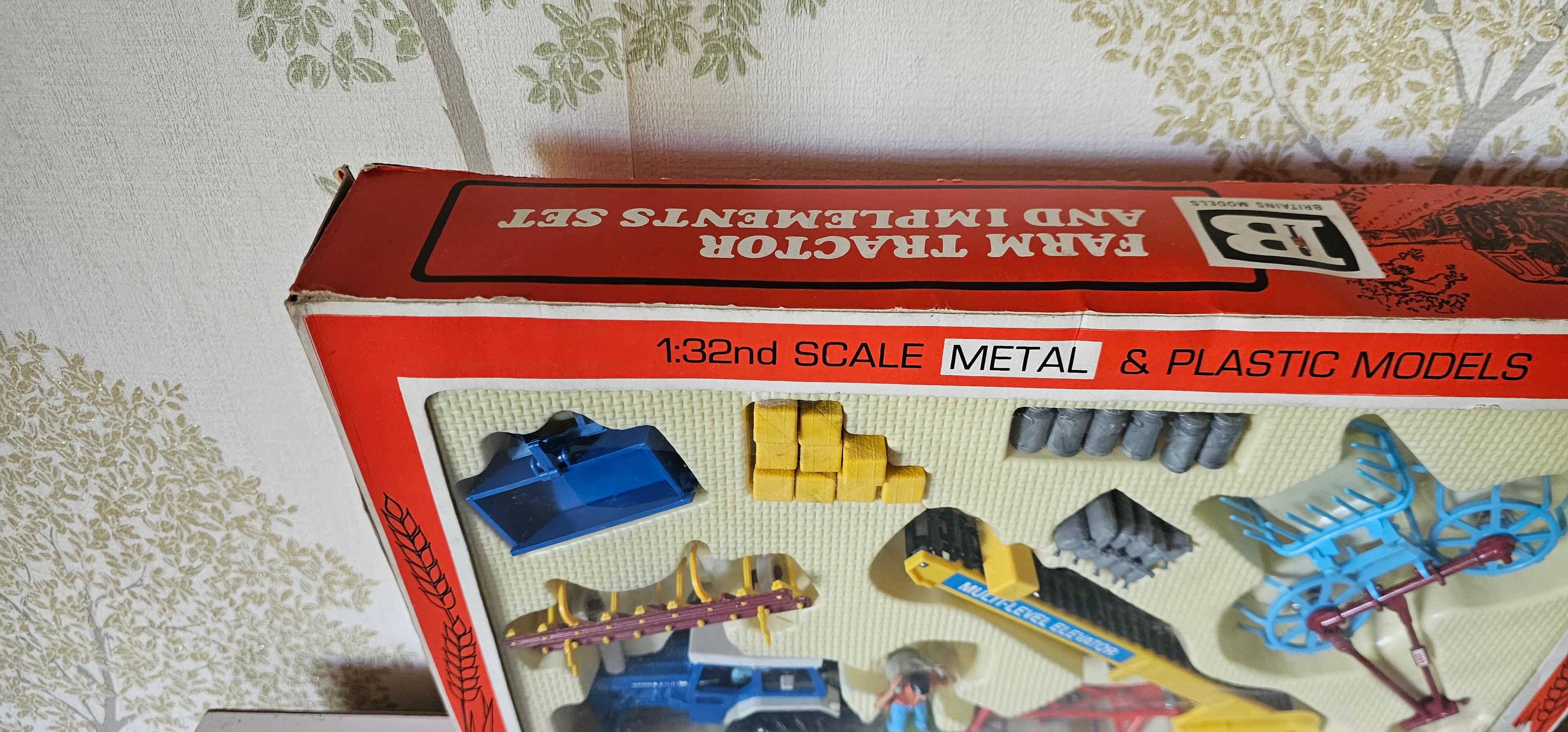 Britains Ford 6600 Gift Set Farm And Implements Set 9590