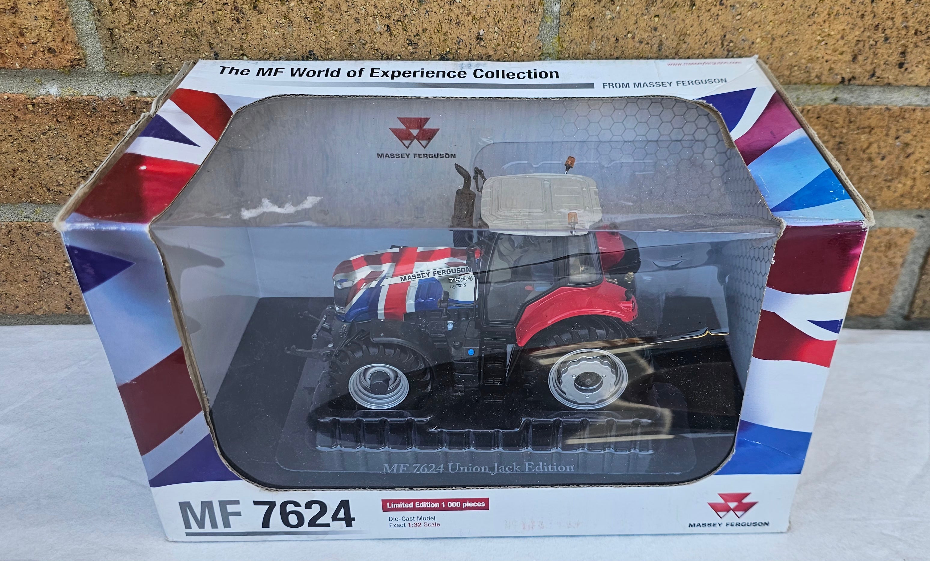 Universal Hobbies Massey Ferguson 7624 Tractor Union Jack UH4264