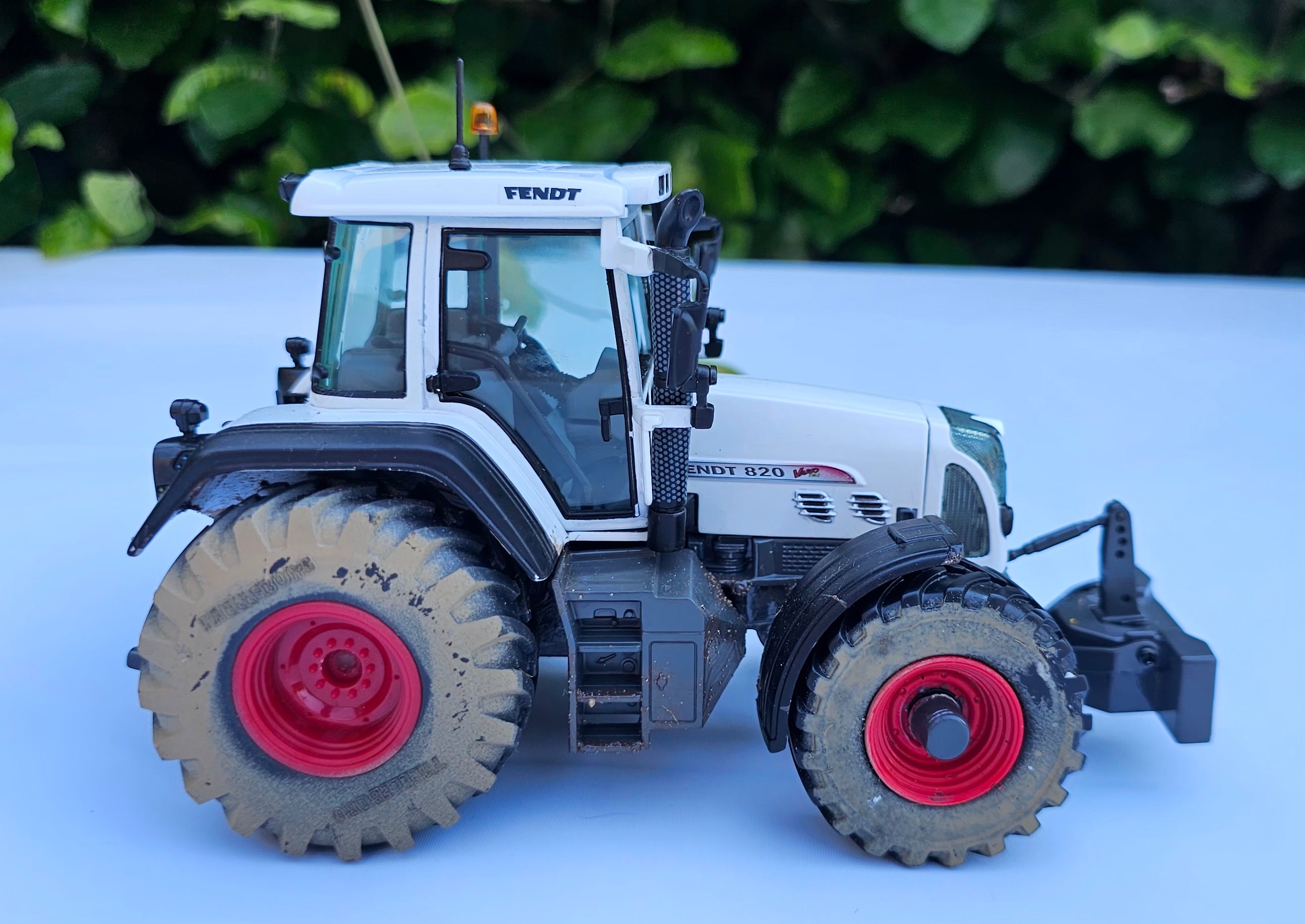 Universal Hobbies Fendt 820 Vario White Edition Conversion