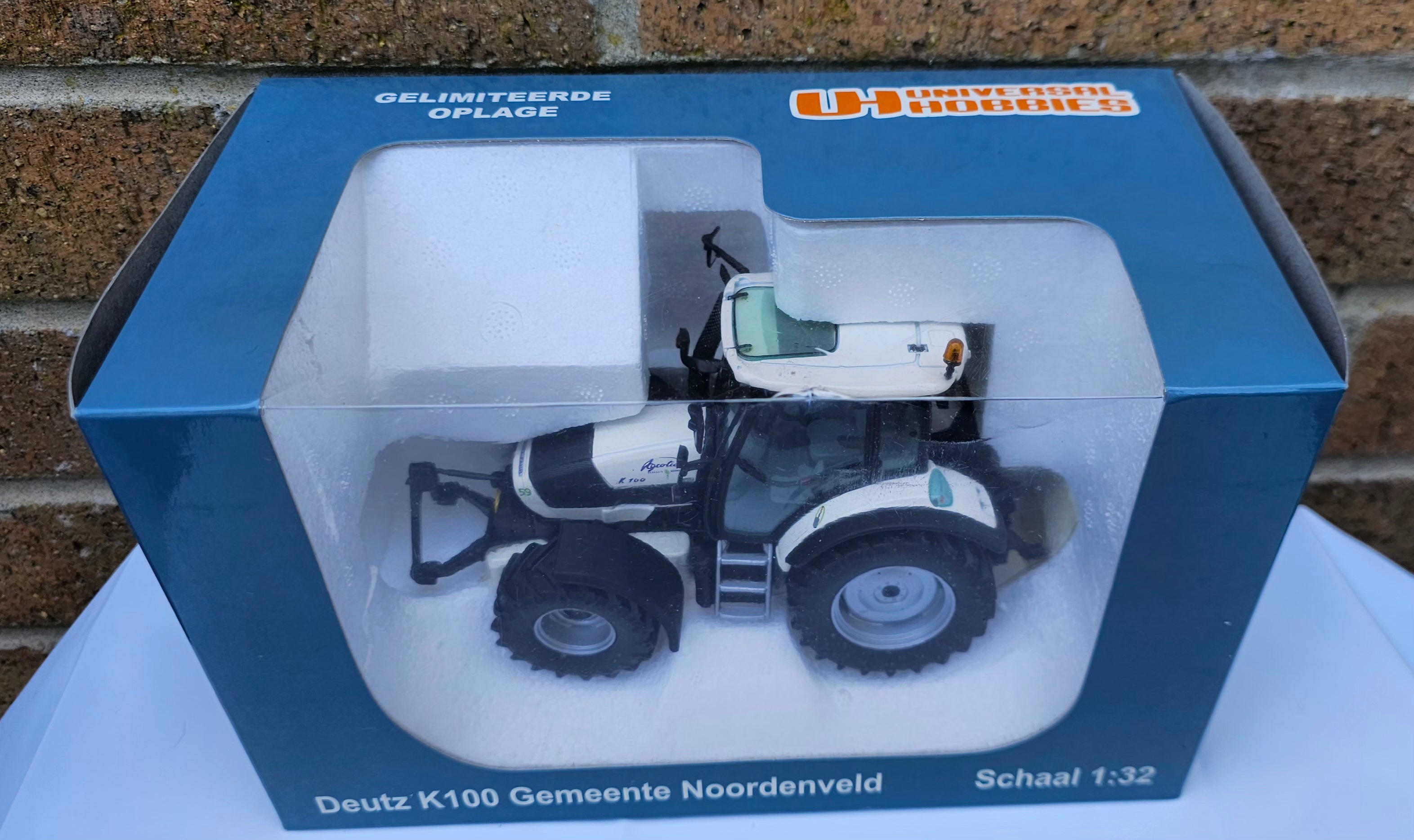 Universal Hobbies Deutz-Fahr K100 Agrotron Tractor White